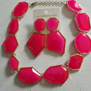 NWOT Fashion Coture Hot Pink Chunky Necklace & Earrings Set.